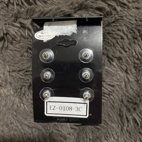 🦋3 Brand new various pairs of adorable earrings! - Picture 2 of 2